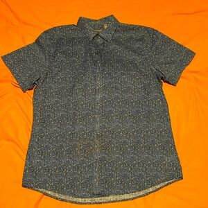 Men’s button up shirt - slim fit - size L